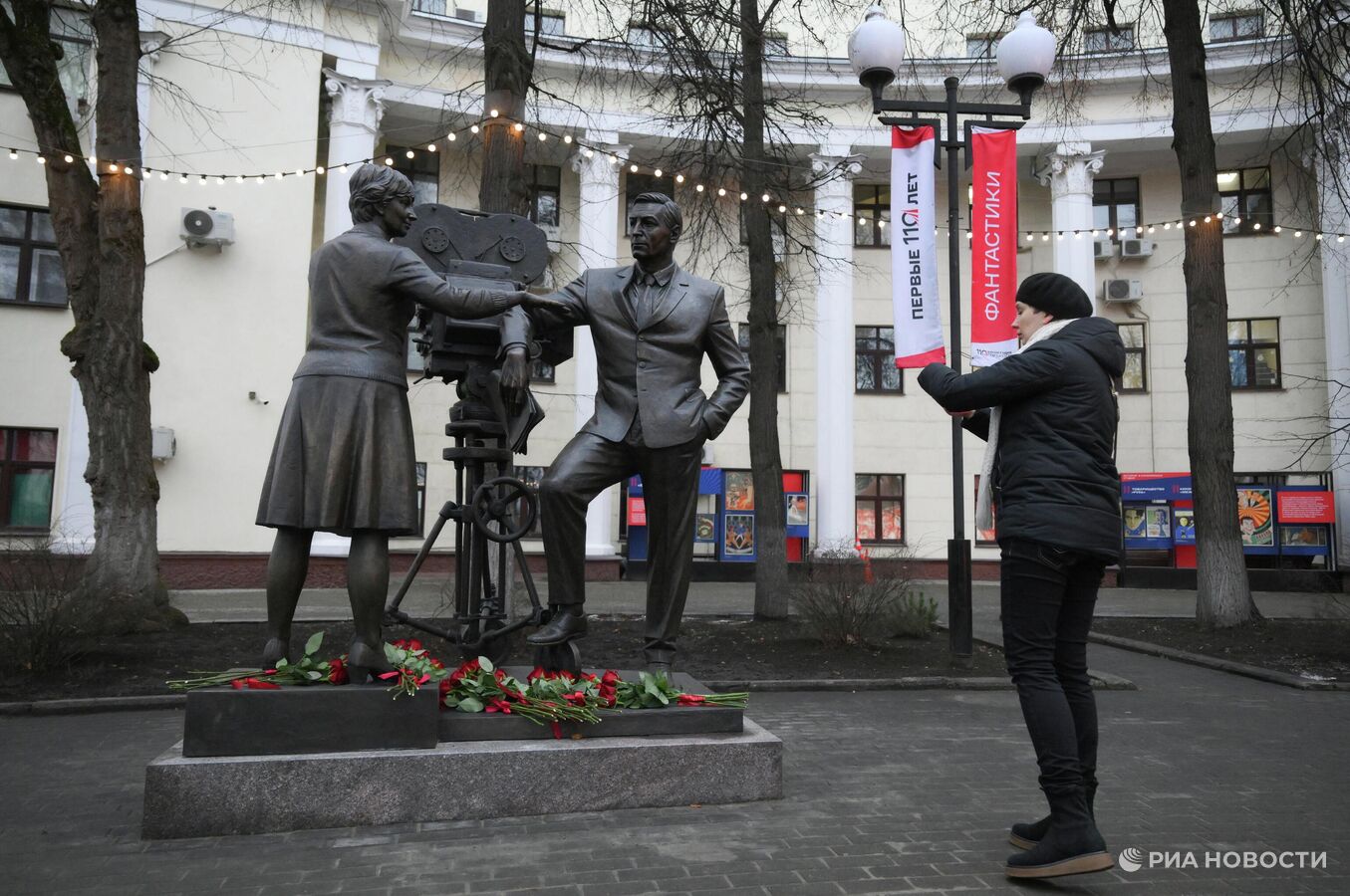 © РИА Новости / Пелагия Тихонова / Памятник создателям фильма "Семнадцать мгновений весны" писателю Юлиану Семенову, режиссеру Татьяне Лиозновой и артисту Вячеславу Тихонову в сквере Киностудии им. Максима Горького в Москве