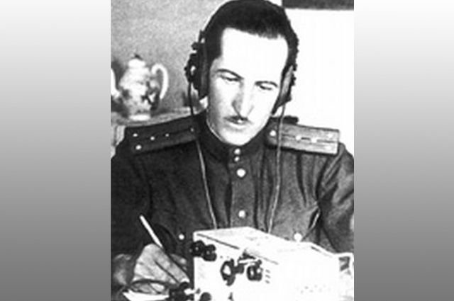  Александр Демьянов («Макс») во время радиосеанса с немецким разведцентром © / Служба внешней разведки 