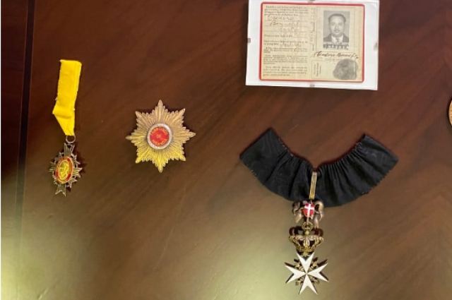 Орден Заслуг pro Merito Melitensi (Мальтийский крест) - справа, знак ордена и звезда венесуэльского ордена Франсиско де Миранды. Орден Заслуг pro Merito Melitensi (Мальтийский крест) - справа, знак ордена и звезда венесуэльского ордена Франсиско де Миранды. Фото: Из личного архива/ Александр Звягинцев 