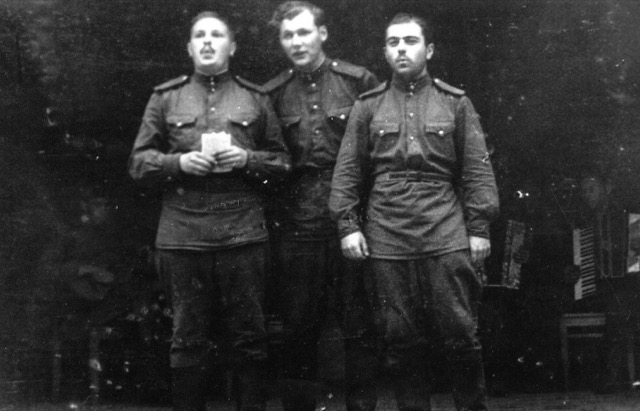Юлиан Семенов (студент Института востоковедения) на военных сборах в Гороховце. Крайний слева. 1951 год.
