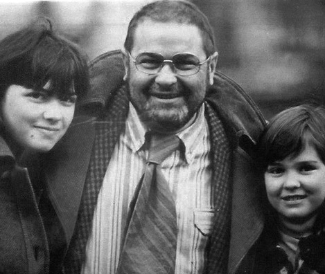 Юлиан Семенов с дочками Дарьей и Ольгой. 1981 год.