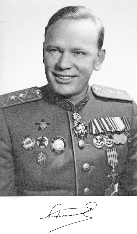 Человеку с таким светлым лицом и искренней улыбкой было трудно не поверить. Павлу Фитину поверили и ветераны-чекисты, и высшее руководство страны. Фото: Представлено Пресс-бюро Службы внешней разведки РФ.