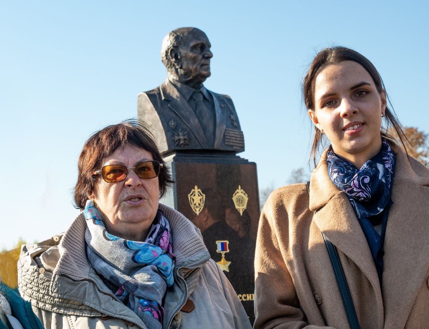 Дочь Ирина Алексеевна и скульптор Ксения Тырсина. Фото Пресс-бюро СВР России