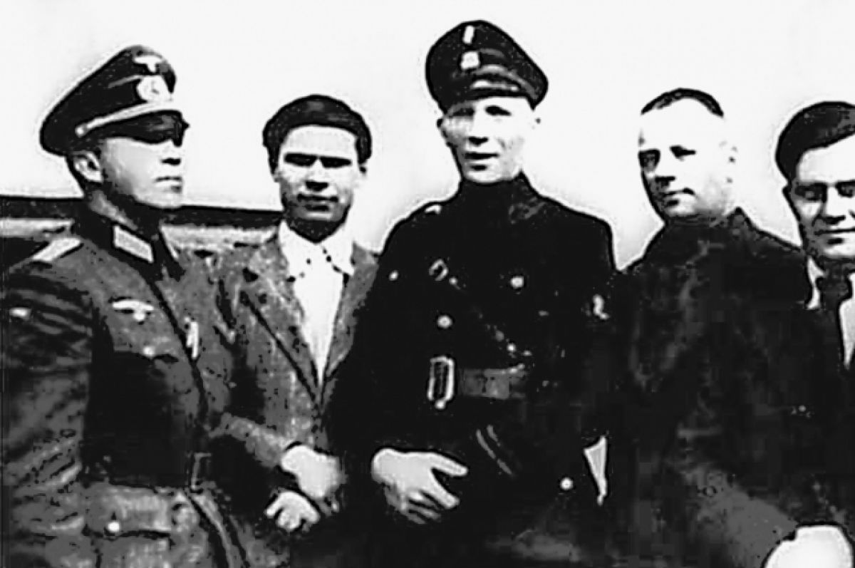 Кузнецов (крайний слева) с немцами в оккупированном Ровно, 1942 г. / Фото «ЖЗЛ. Легендарные разведчики – 2»