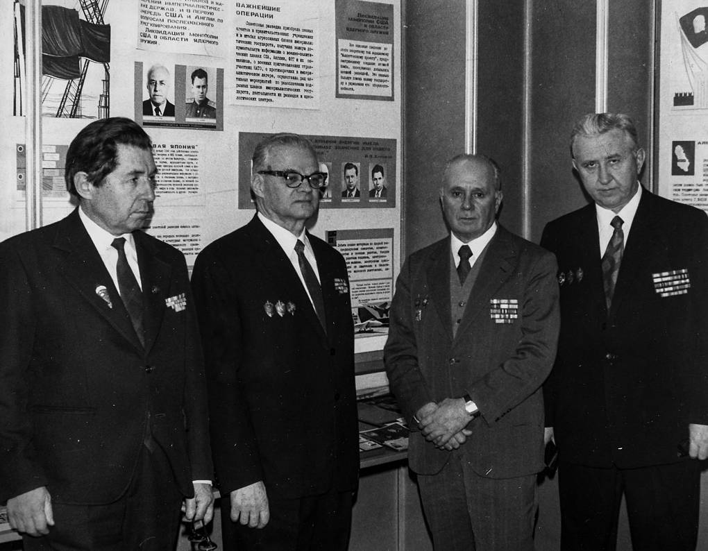 Леонид Квасников (второй слева) с Анатолием Яцковым (слева), Владимиром Барковским и Александром Феклисовым, 1967 год © СВР России