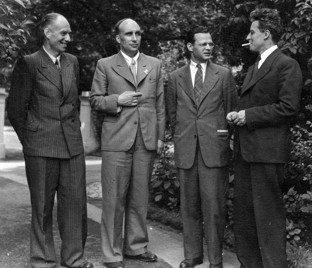 Леонид Квасников (второй справа) и Александр Несмеянов (второй слева) с делегацией ученых, Лондон, 1947 год © СВР России