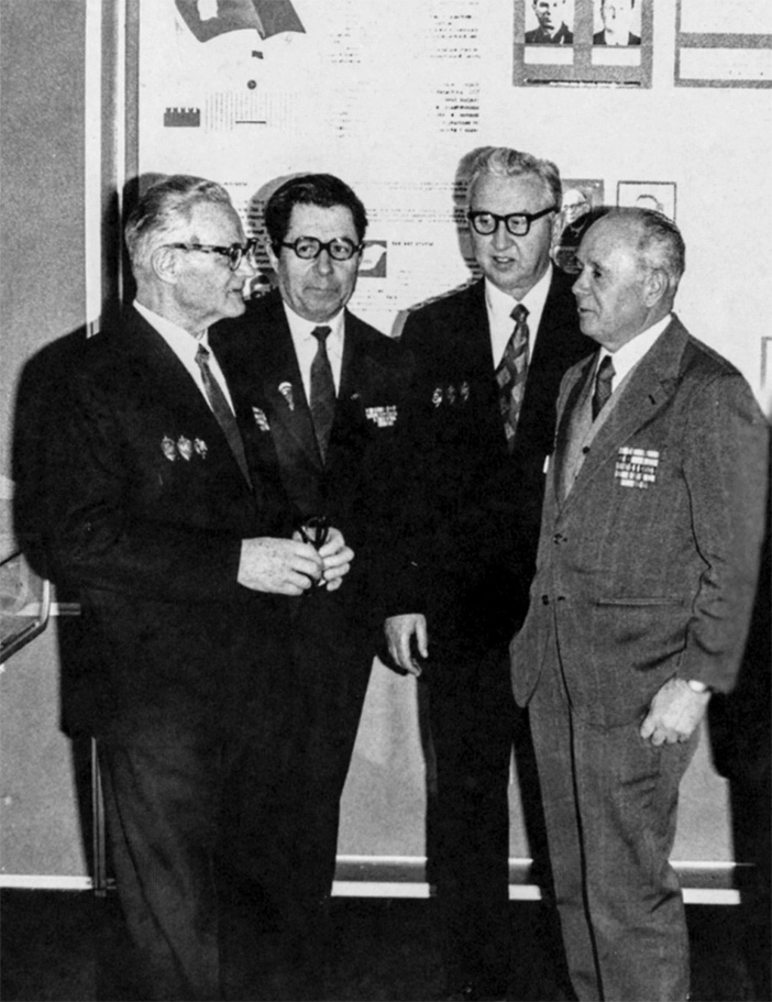 Будущие Герои России, атомные разведчики в Музее Славы СВР у стенда, им посвященного: Леонид Квасников, Анатолий Яцков, Александр Феклисов, Владимир Барковский. Фото: Из книги Николая Долгополова  Будущие Герои России, атомные разведчики в Музее Славы СВР у стенда, им посвященного: Леонид Квасников, Анатолий Яцков, Александр Феклисов, Владимир Барковский. Фото: Из книги Николая Долгополова