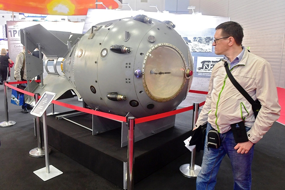 Теперь первую нашу атомную бомбу РДС-1 показывают на выставках. Фото: РИА Новости Теперь первую нашу атомную бомбу РДС-1 показывают на выставках. Фото: РИА Новости