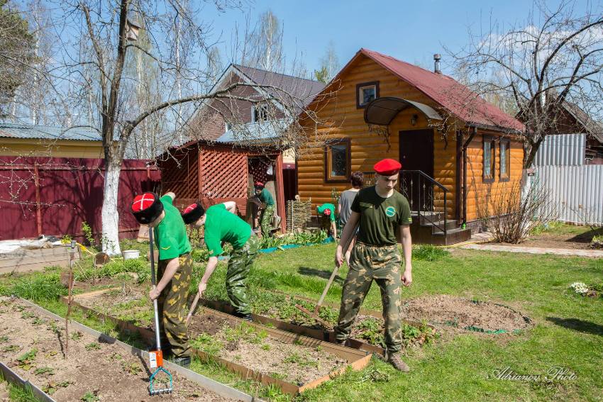 Юнармейцы навели порядок на дачном участке ветерана войны